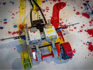 Billede lånt fra artiklen: https://www.folkeskolen.dk/billedkunst-folkeskolen-nr-1-2025-frederiksberg-kommune/de-praktisk-musiske-fag-og-teknologien-kan-noget-saerligt-sammen/4795995