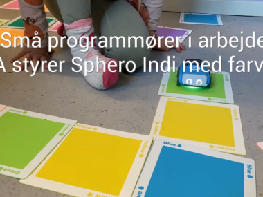 Små programmører arbejder med farver